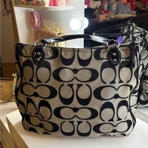 Hallie east Coach signature tote 🌺